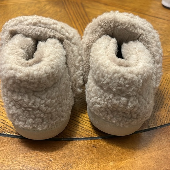 Aerosoles Sherpa Slippers, Size: Small (5-6) - Picture 5 of 7